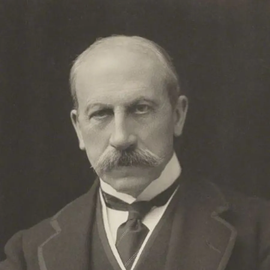 David Minnaar as lord Milner