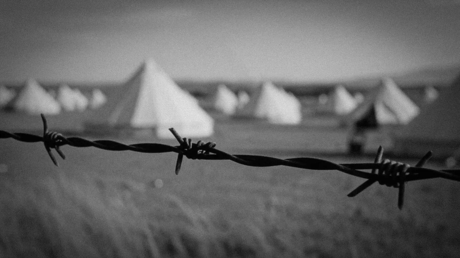 Doringdraad voor die tente van ’n konsentrasiekamp